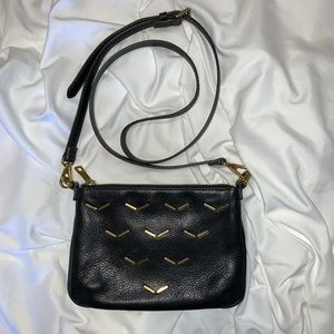 💛 Fossil Chevron Detail Pebble Leather Crossbody